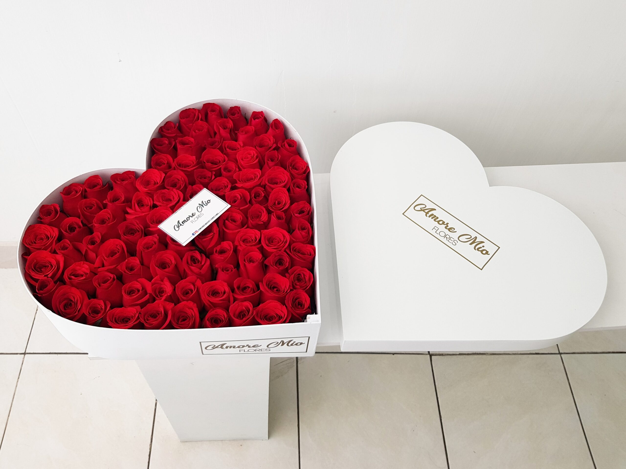 Caja corazón blanca gde con 100 rosas rojas - Amore Mio Flores