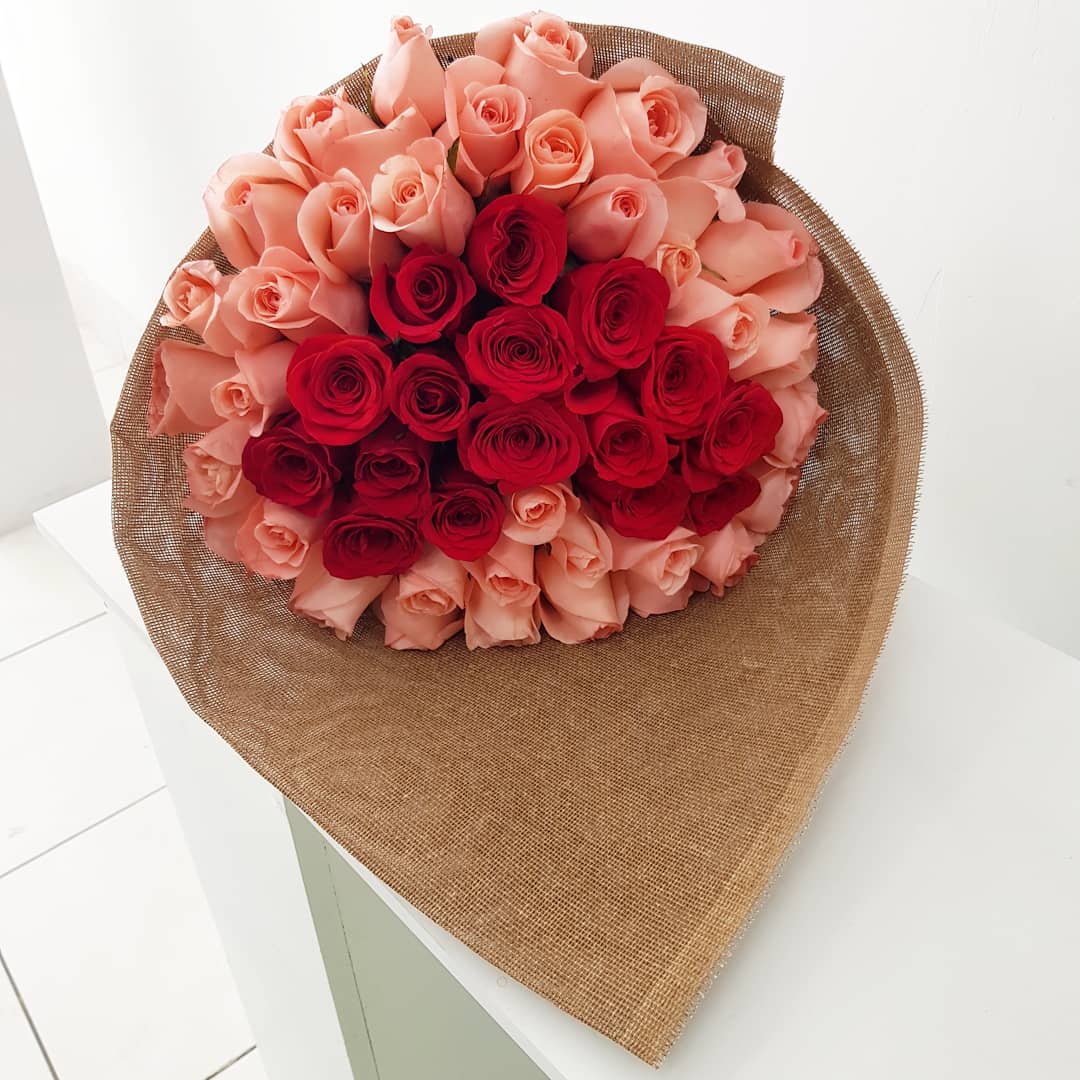 Ramo de 50 rosas rositas con corazón rojo - Amore Mio Flores