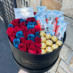 Caja circular rosas pintadas y chocolates - Imagen 2