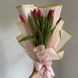 Ramo de 10 tulipanes rojos