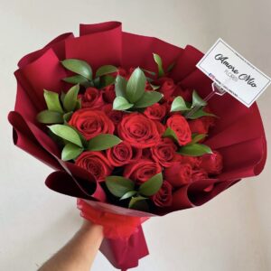 Ramo de 24 rosas rojas y ruscus