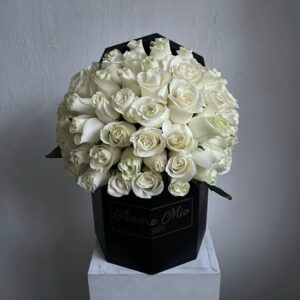Media esfera de 60 rosas blancas