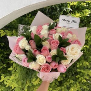 Ramo de 50 rosas con ruscus