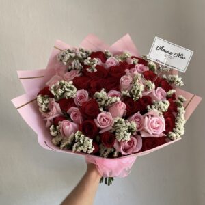 Ramo de 50 rosas con Leticia