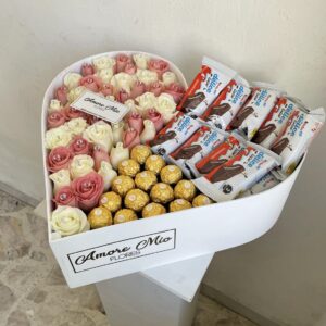 Caja corazón con 50 rosas y chocolates