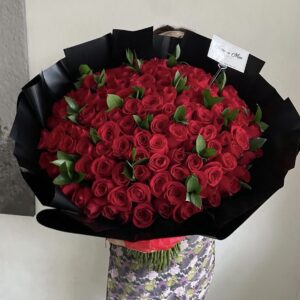 Ramo de 150 rosas rojas con ruscus