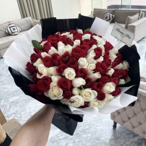 Ramo de 100 rosas rojas y blancas