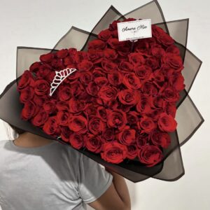 Ramo de 100 rosas en forma de corazón