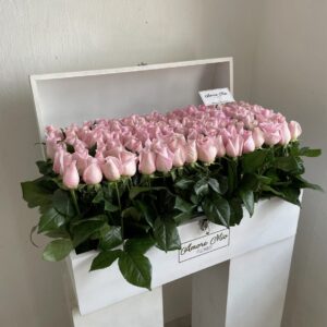 Cofre mediano blanco con 130 rosas