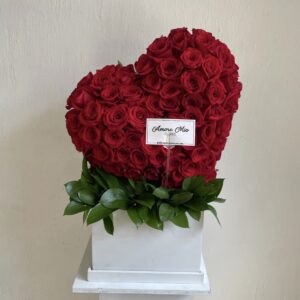 Escultura de 100 rosas inclinada