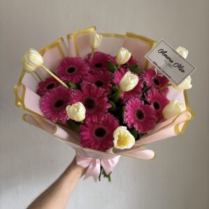Ramo de 12 gerberas y 10 tulipanes