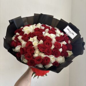 Ramo de 100 rosas rojas y blancas