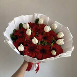 Ramo de 12 gerberas y 10 tulipanes