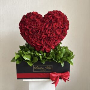 Corazón de 100 rosas rojas en caja larga negra