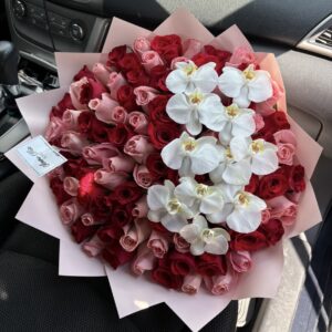 Ramo de 100 rosas con orquídeas