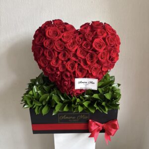 Corazón de 100 rosas rojas en caja larga negra