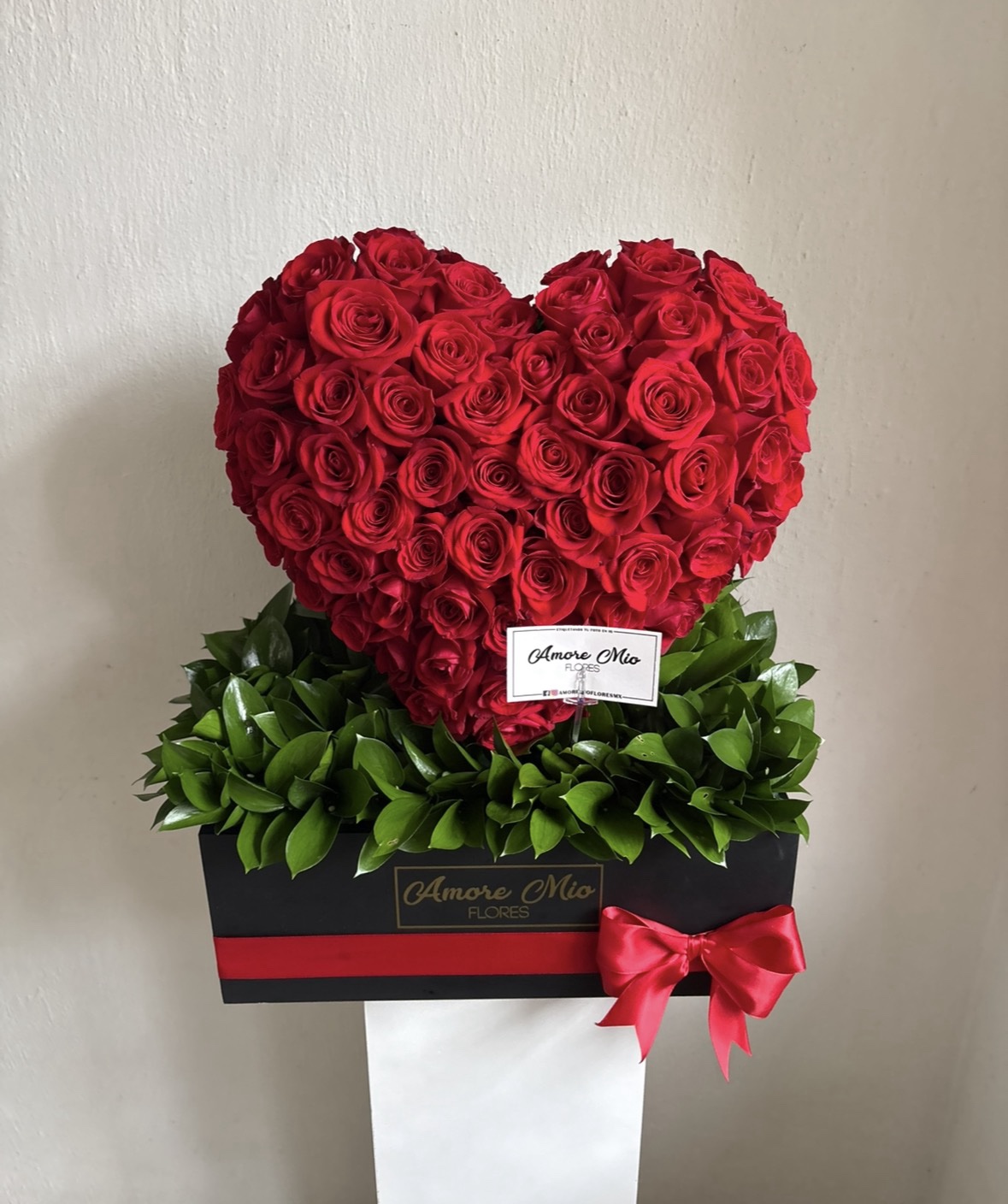 Corazón de 100 rosas rojas en caja larga negra