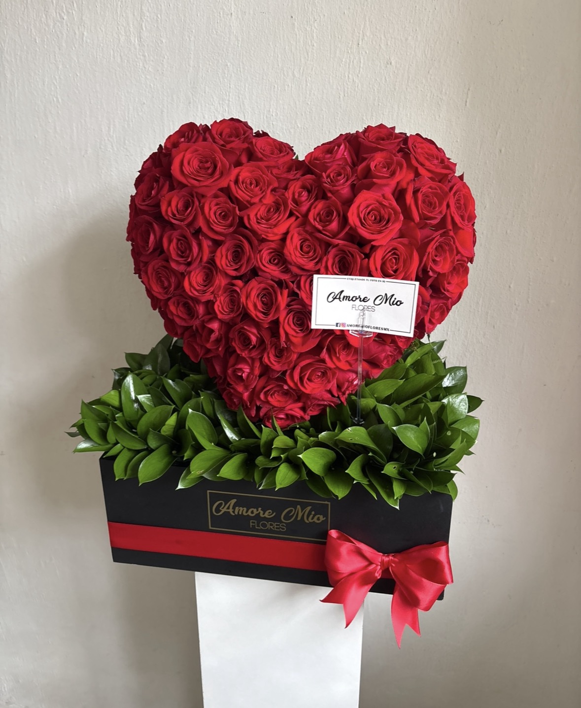 Corazón de 100 rosas rojas en caja larga negra - Imagen 2